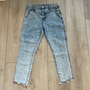 Super cute High rise button down ankle length cutoff jeans.